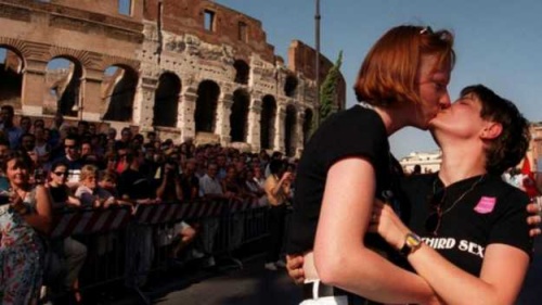 Haber | İtalya`da eşcinsel evlilikleri için yasa tasarısı