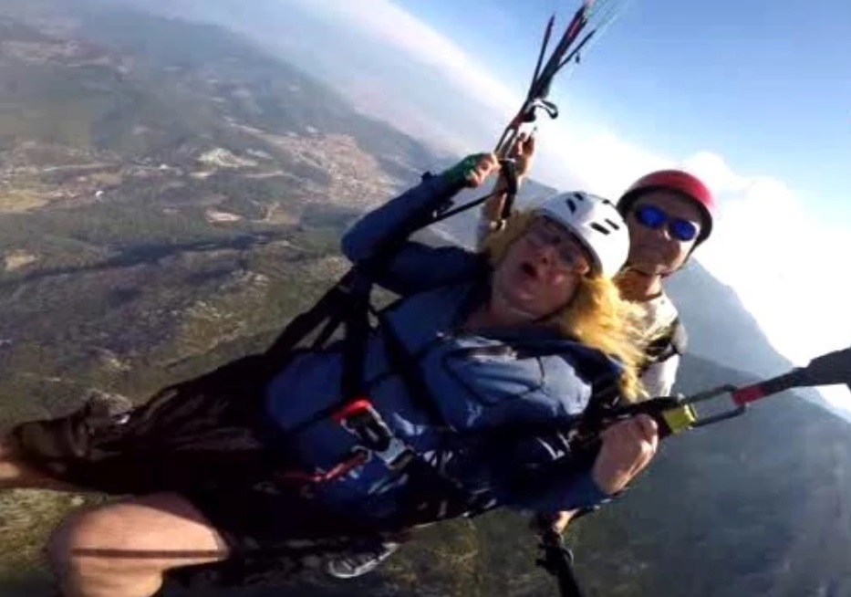 Haber | EŞCİNSELLERİN SORUNUNA DİKKATİ ÇEKMEK İÇİN PARAŞÜTLE UÇTU