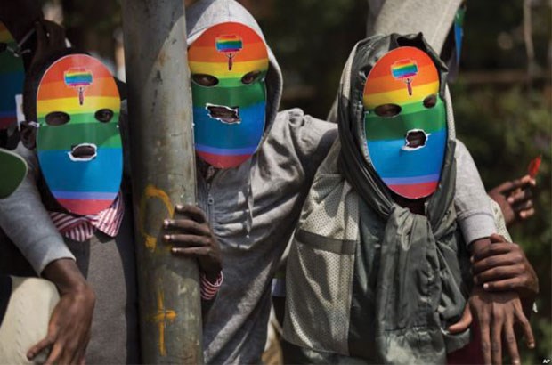 Haber | Eşcinsel karşıtı 5 bin kişiden çıplak protesto