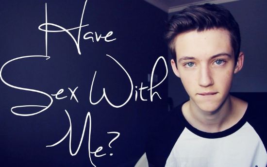 Haber | Troye Sivan Celvin Klein’larını Giyip Evlilik Eşitliğini Savundu