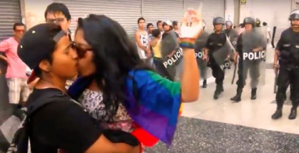 Haber | Yüzlerce LGBTİ eşit haklar için öpüştü