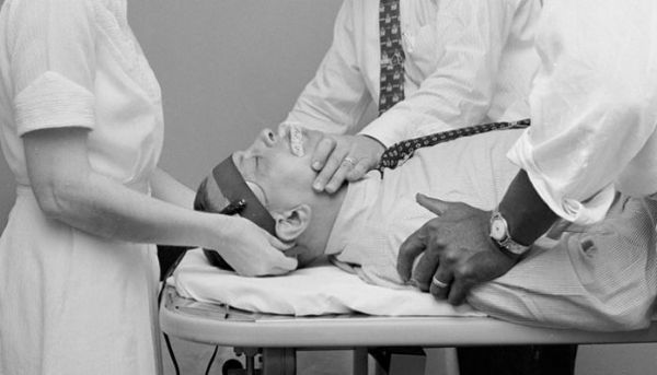 Haber | SÖZDE EŞCİNSELLİK TEDAVİSİ ADI ALTINDA AYLARCA ELEKTRİK ŞOKUNA MARUZ KALAN ADAM ÖZÜR BEKLİYOR